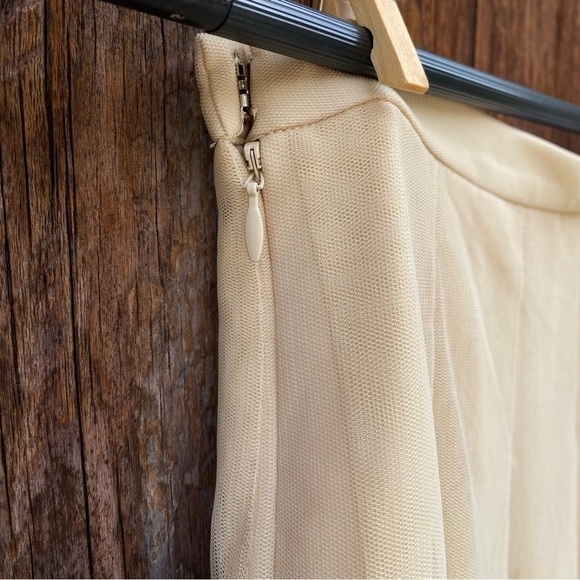 Talbots Ivory Tulle Overlay embroidered Skirt with side zipper. Size 6 NWOT - Picture 9 of 10